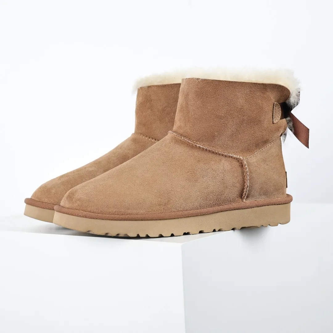 Pick up locally 💰600 Core recommended good price Independently developed original outsole and cashmere insole to keep you warm in winter and suitable for home use. In the new year, uug launched a style series, which is partially geared towards the preferences of young consumers and has also moved to the forefront of fashion trends. Shoe body material Water-repellent coated suede upper 17 mm UGGPURE™ implanted wool insole Lightweight non-slip comfortable rubber outsole With brand LOGO trademark Comes with a full set of packaging Size: 35 36 37 38 39 40